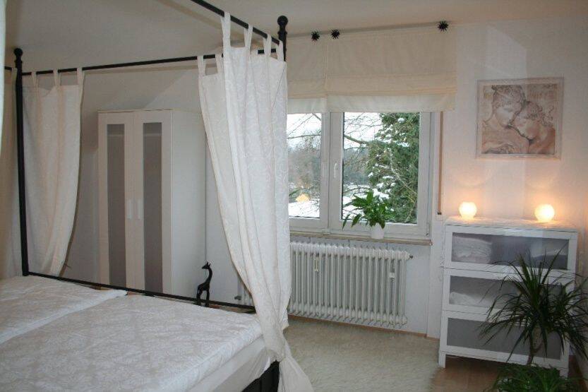 Möblierte 4-Zi-DG-Wohnung mit Balkon im Märchenviertel von Karlsruhe-Rüppurr (Auch WG geeignet), 76199 Karlsruhe (Rüppurr Weiherfeld-Dammerstock)