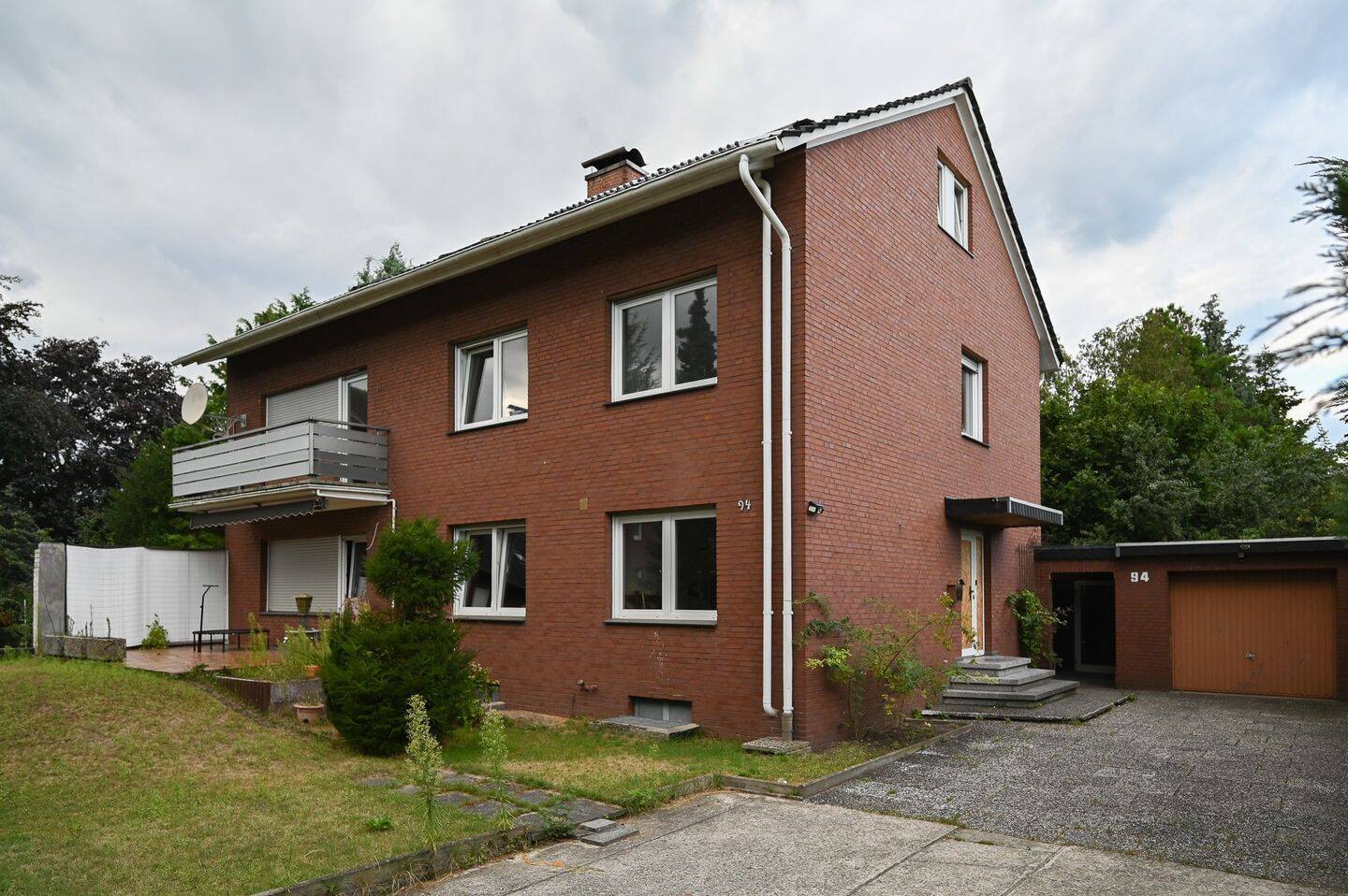 Modernisiertes Ein- bis Zweifamilienhaus mit großzügiger Wohnfläche und flexiblem Raumkonzept, 33330 Gütersloh