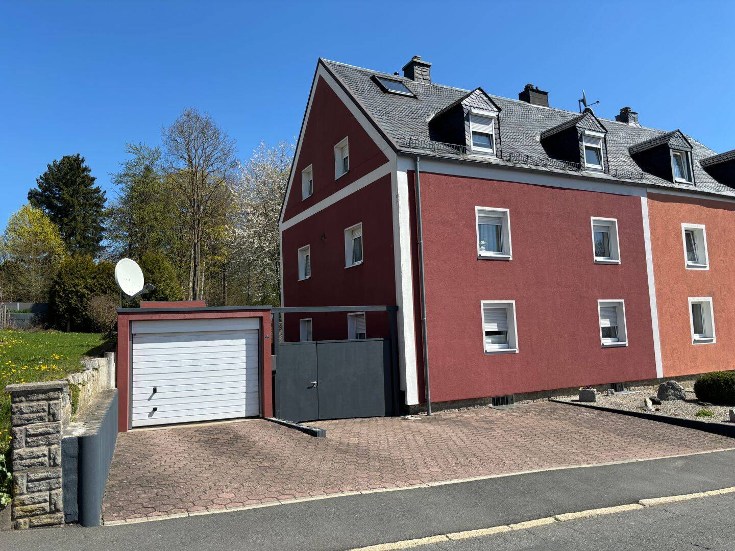 Ansprechende, modernisierte Doppelhaushälfte zur Eigennutzung mit gepflegten Garten in Münchberg, 95213 Münchberg