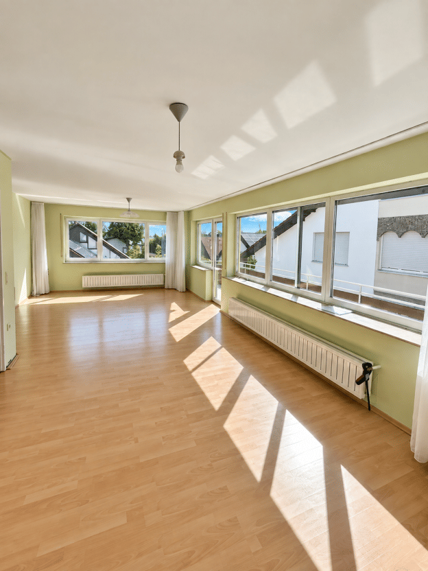Lichtdurchflutete 4-Zimmer-Wohnung mit großzügigem Wohnbereich und Balkon in Ulm-Lehr, 89081 Ulm