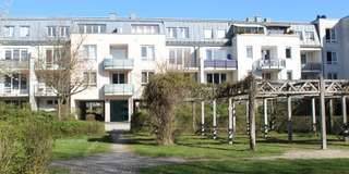 Lichtdurchflutete Oase in Bogenhausen-Oberföhring: 2 Zimmer mit Balkon, Homeoffice-Option & Isarnähe, 81927 München (Bogenhausen)