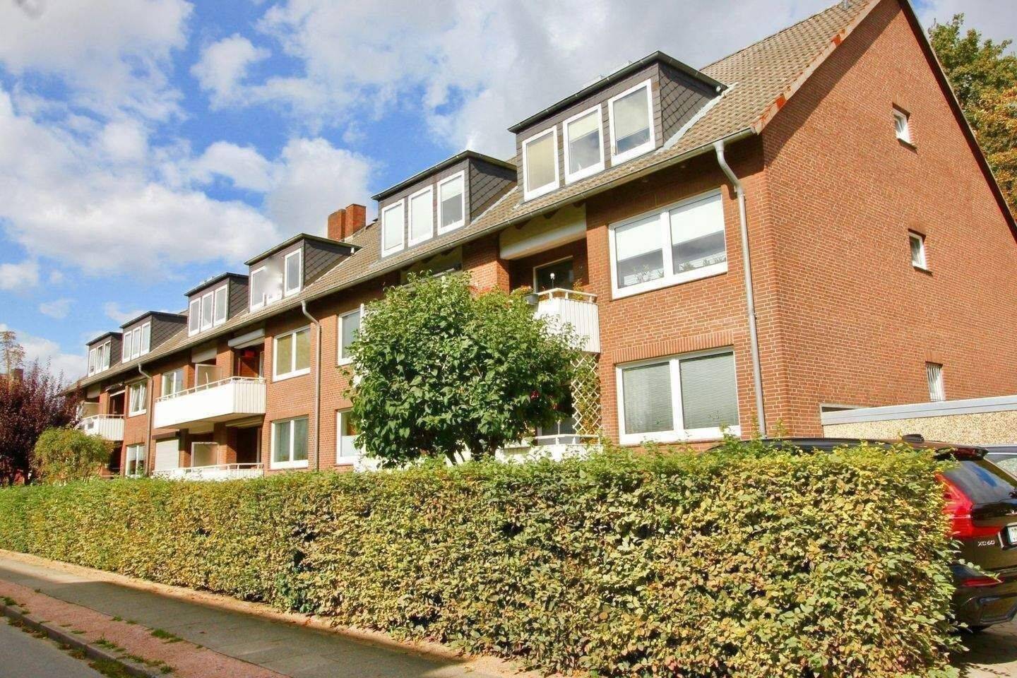 TONNDORF – freie Dachgeschoss-Wohnung – 2 Zimmer – 56 m2 – toller Schnitt 2 Zimmer + Stellplatz + Keller –, 22045 Hamburg (Wandsbek Jenfeld Tonndorf)