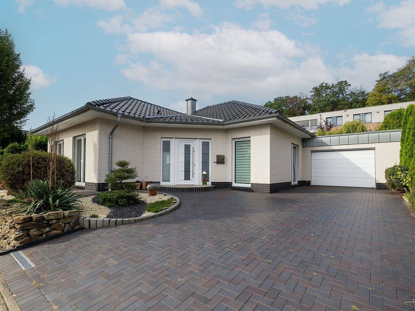 Bungalow in Damme – Stilvolles Wohnen mit Kamin, Garten, überdachter Terrasse und Doppelgarage, 49401 Damme