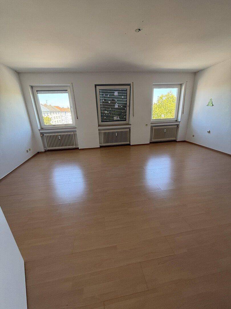 3-Zimmer-Wohnung im 4. OG mit Aufzug – mit Raum für eigene Ideen in zentraler Lage von Nürnberg, 90478 Nürnberg (Dutzendteich Gleißhammer Glockenhof Sankt Peter Zerzabelshof)