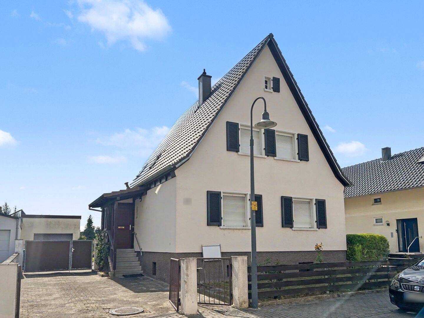 Freistehendes Einfamilienhaus mit Balkon, Garage und großem Grundstück in Weingarten, 76356 Weingarten (Baden)