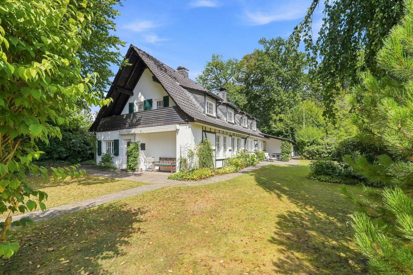 Exklusives Landhaus auf rund 8.400 m² im Oberbergischen – Pferdehaltung möglich!, 51674 Wiehl