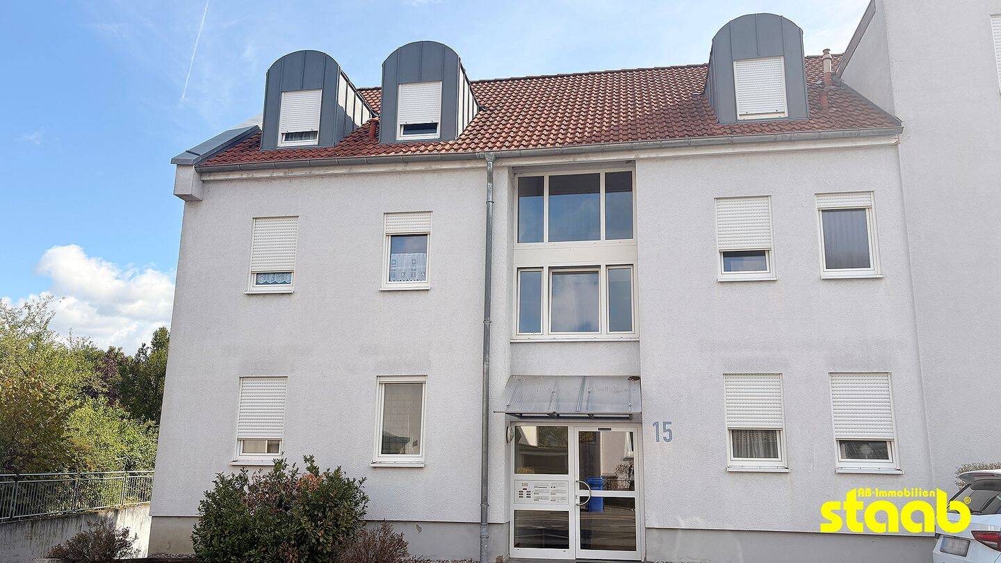 **EINZIEHEN & WOHLFÜHLEN: RENOVIERTE 3-ZIMMER-DACHGESCHOSSWOHNUNG**, 63801 Kleinostheim