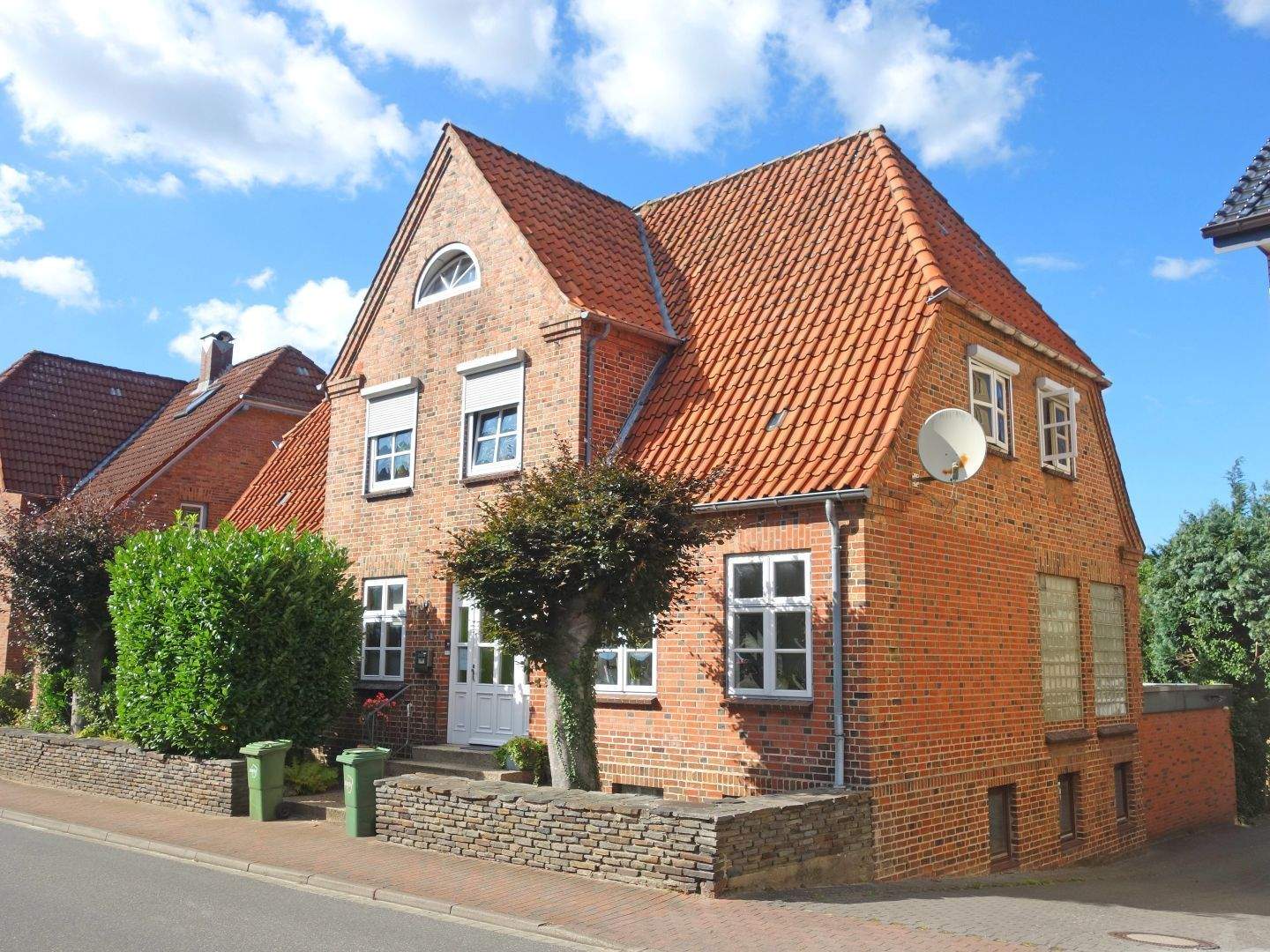 Wohnen und Arbeiten: Stilvolles Wohnhaus auf großem Grundstück in Burg/Dithmarschen, Nähe NO-Kanal, 25712 Burg (Dithmarschen)
