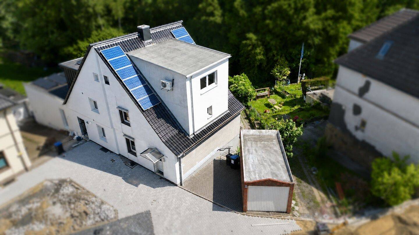 Viel Platz für die Familie – modernisierte Doppelhaushälfte mit Garage und großem Garten, 45527 Hattingen