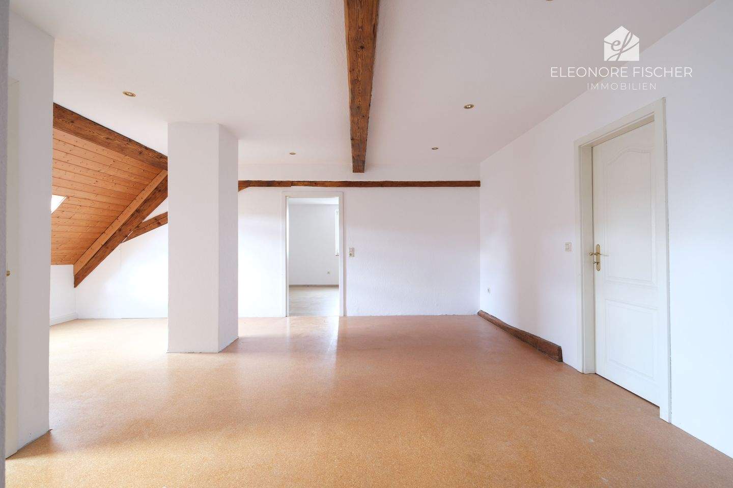 Einzigartige und charmante Dachgeschoss-Maisonette-Wohnung mit Sichtbalken und Loggia, 86720 Nördlingen