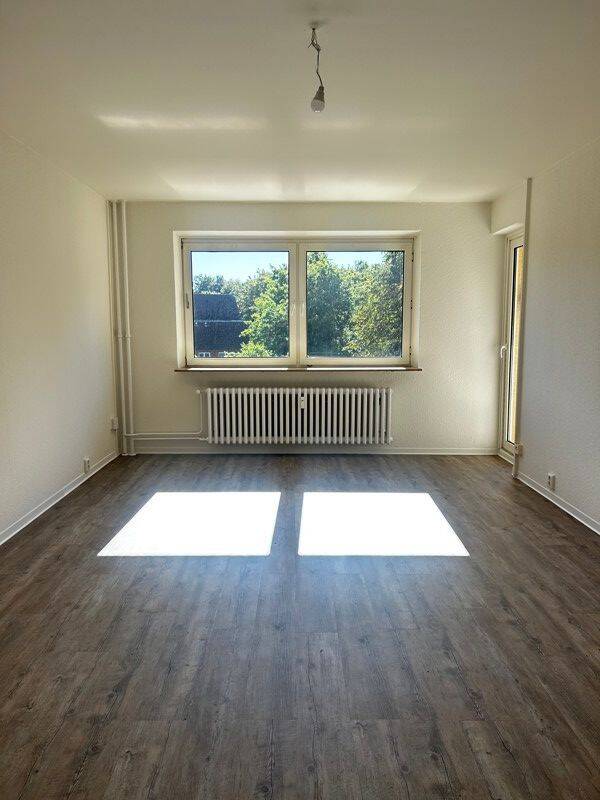 Großzügige 3-Zimmer-Wohnung zu November, 24109 Kiel (Hasseldieksdamm Mettenhof)