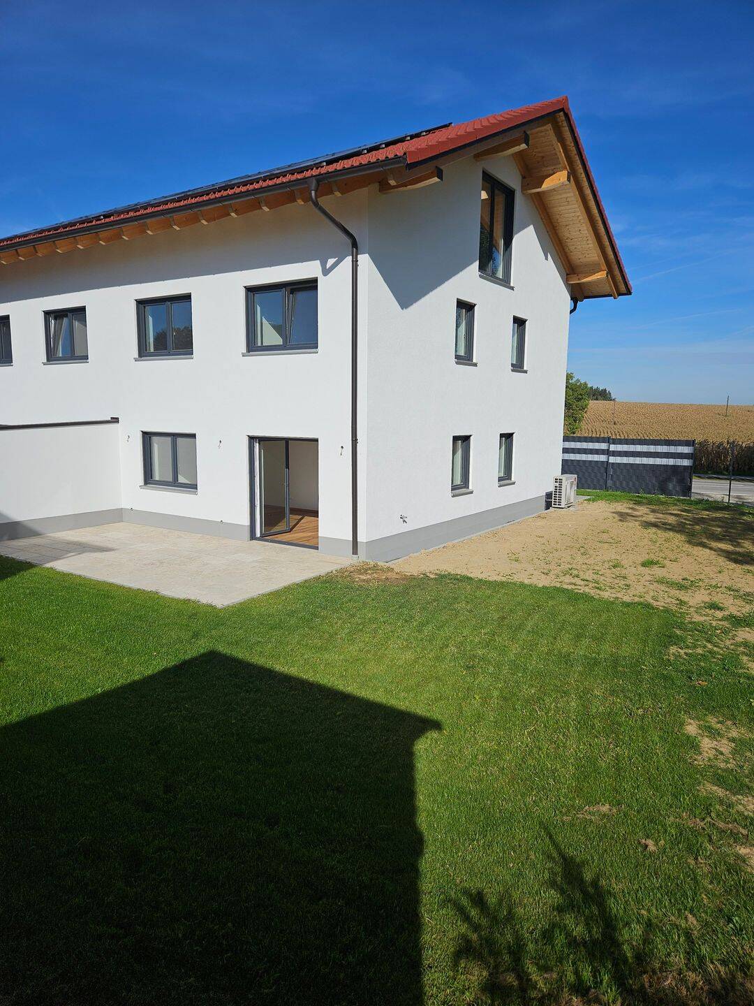 Helle Neubau-Doppelhaushälfte im Erstbezug – 130 m², Garten, Terrasse & Garage, 84494 Lohkirchen