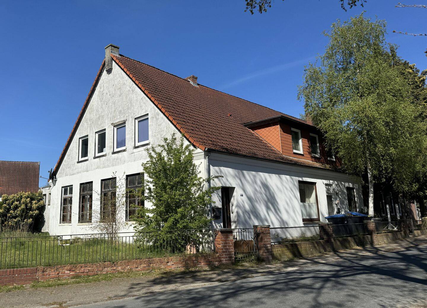 Syke-Okel: Sanierungsbedürftige EG-Wohnung mit enorm viel Platz, 28857 Syke