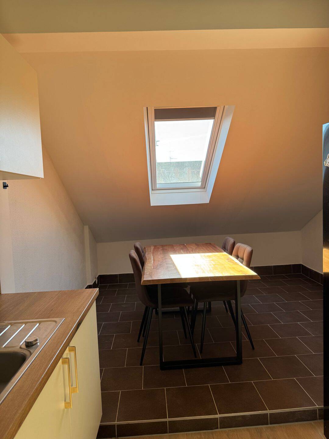 Dachgeschosswohnung mit 3 Zimmern und 2 Bädern direkt an der Innenstadt, 90459 Nürnberg