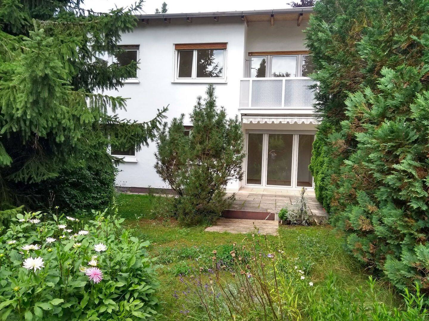 DHH in München- Untermenzing zu vermieten, Es handelt sich um einen Zeitmietvertrag. Schöner Garten auf 550 qm., 80999 München (Allach-Untermenzing)