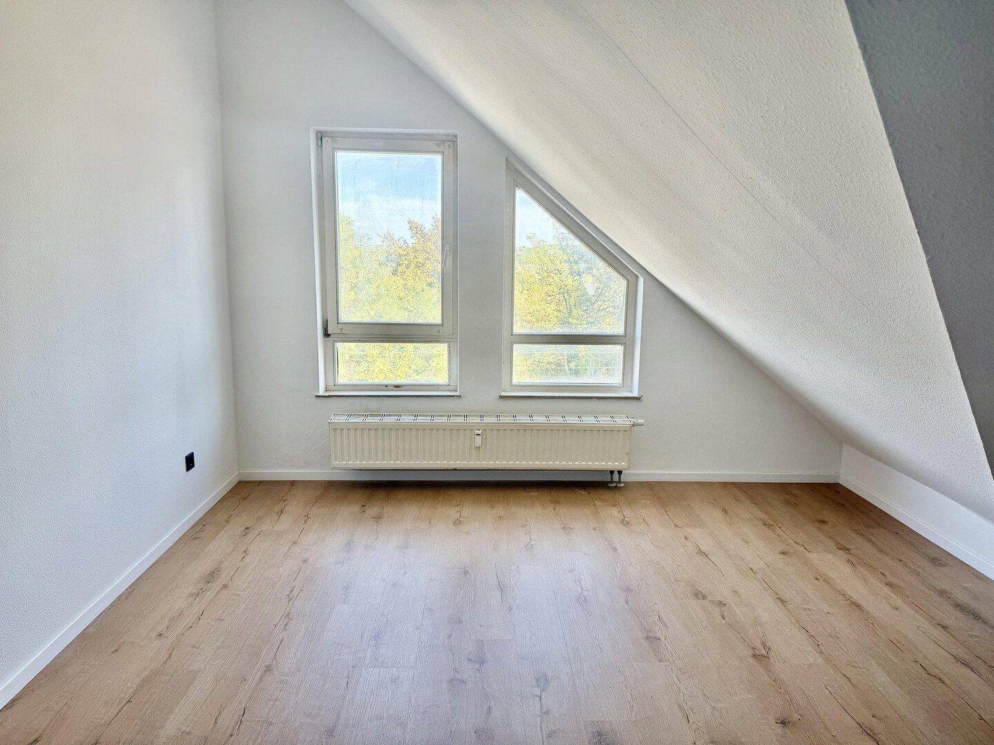 2-Zimmer-Maisonette mit Blick ins Grüne und zum See, frisch renoviert, 42 qm, TG-Stellplatz, 76879 Bornheim