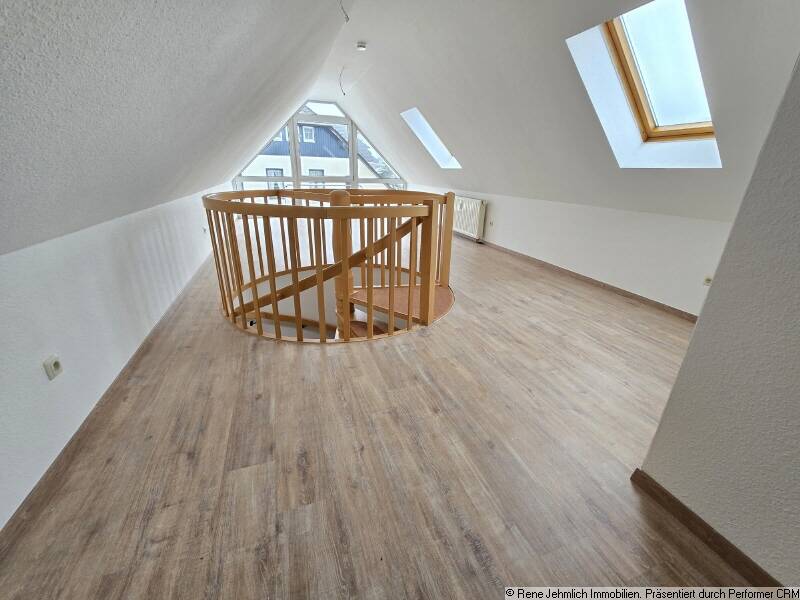 Charmante Dachgeschosswohnung mit Balkon, Galerie und besonderem Wohngefühl, 9235 Burkhardtsdorf