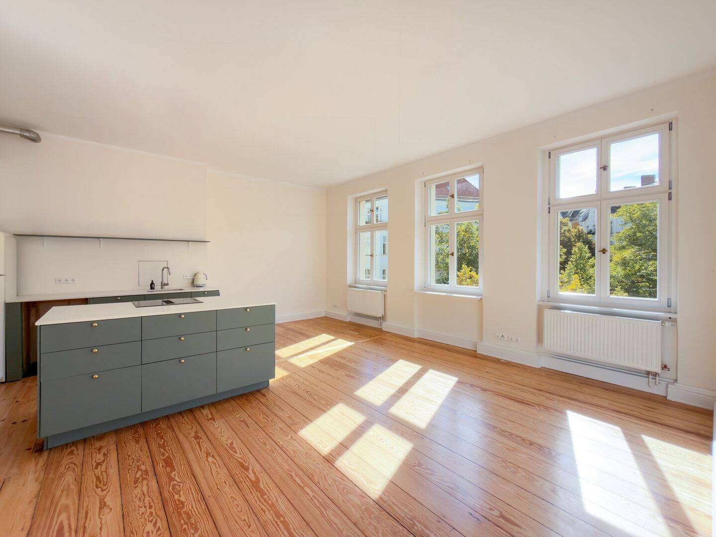 Sonnige Altbauwohnung mit Südwest-Loggia und grünem Ausblick, 12053 Berlin (Neukölln)