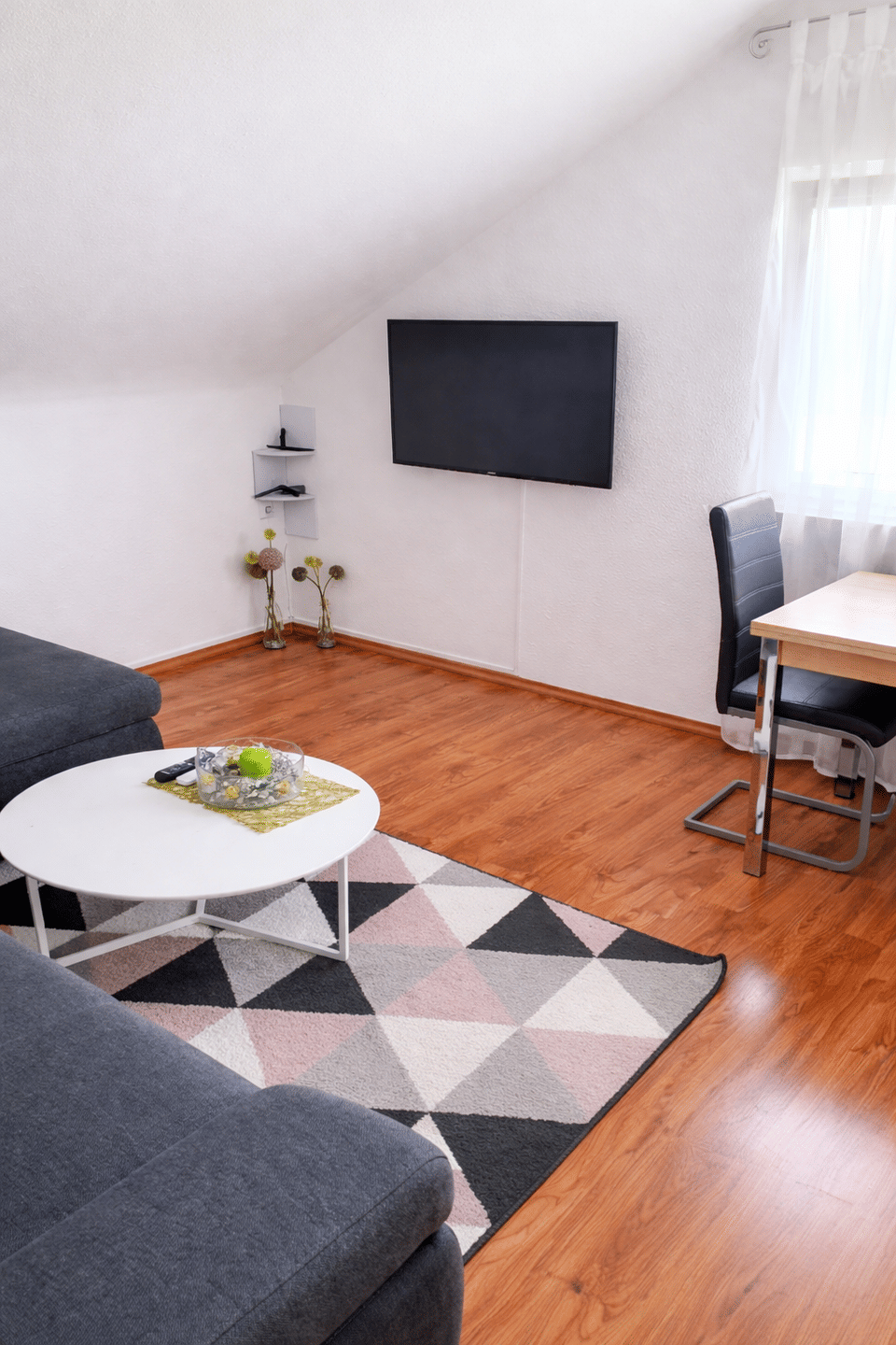 Helle 3-Zimmer-DG-Wohnung in Oberderdingen mit Stellplatz, Einbauküche und Gartennutzung., 75038 Oberderdingen