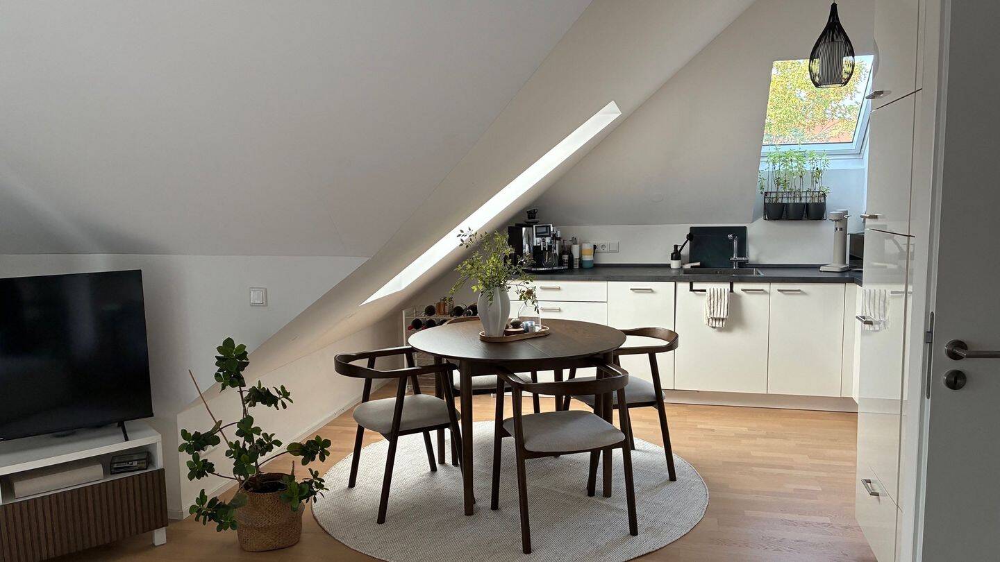 Moderne und helle 2-Zimmer Dachgeschosswohnung in München Obersendling, 81369 München (Sendling Sendling-Westpark Thalk. Obersendl.-Forsten-Fürstenr.-Solln)
