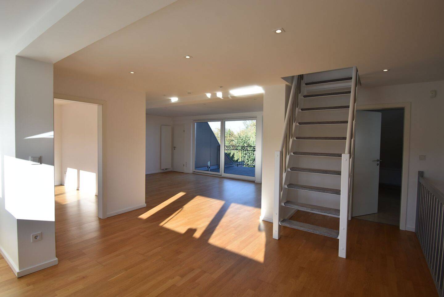 Für gehobene Ansprüche! Lichtdurchflutete 3-Zimmer-Maisonette-Wohnung mit Balkon & Klima, 41352 Korschenbroich