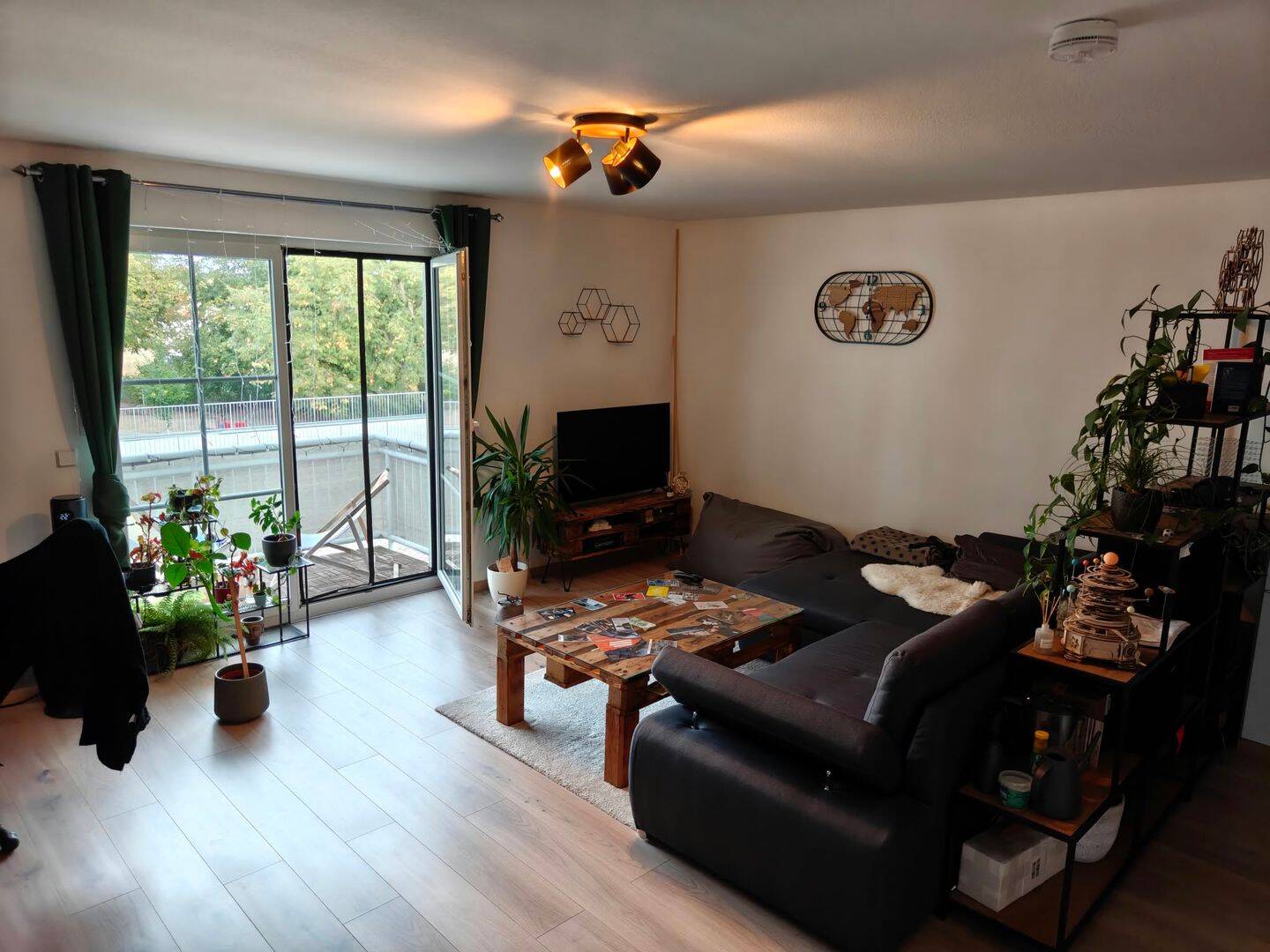 Helle 1,5-Zimmer-Wohnung mit Balkon, Einbauküche und Speisekammer – frei ab 01.12., 4509 Delitzsch