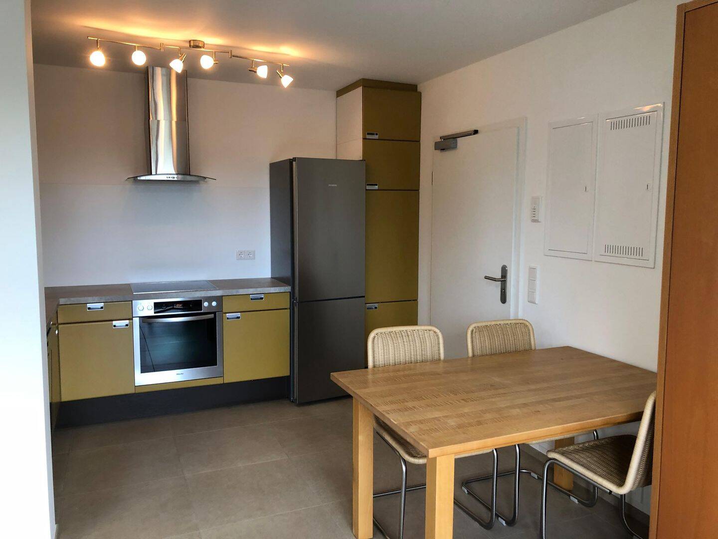 Stilvolles 32m² Studio in Schweinheim (KfW A+) mit gemütlichem Retro-Touch, Glasfaser, WaMa & Trockner, 63743 Aschaffenburg (Gailbach Innenstadt Obernau Obernauer Kolonie Schweinheim)