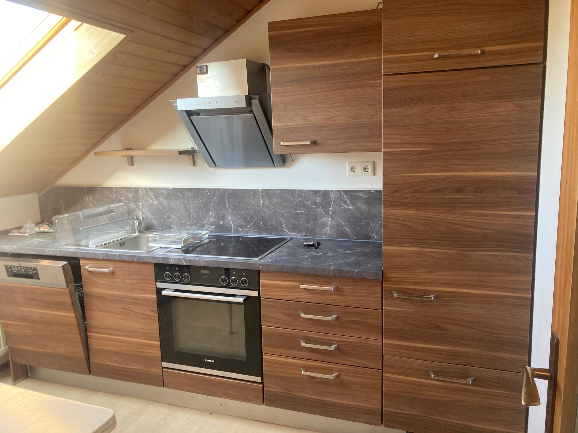 Schöne ruhige Dachgeschosswohnung mit Küche und Geräte in Emmering, 82275 Emmering