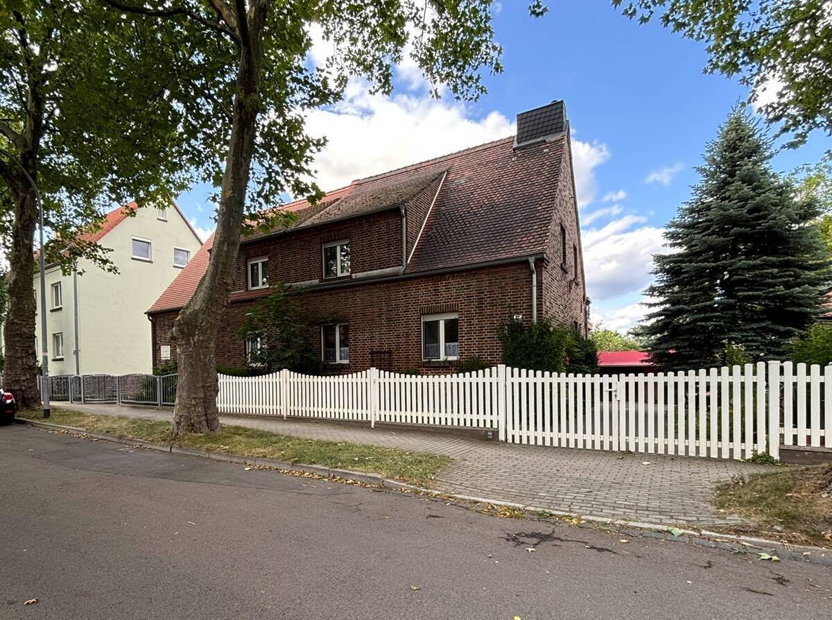 Wohnen, Werkeln, Genießen – geräumige Doppelhaushälfte mit Pool, Balkon und zwei Garagen in Wolfen!, 6766 Bitterfeld-Wolfen