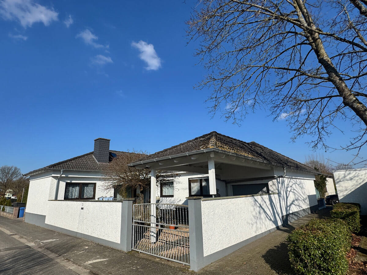 Wohnen auf einer Ebene – toller Bungalow im L Format, 64832 Babenhausen