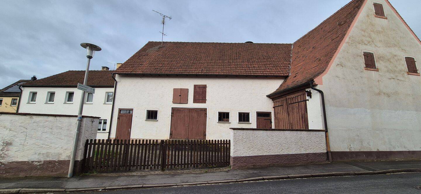 Charmantes Bauernhaus mit vielseitigem Potenzial, großzügigen Scheunen und Garagen, 90587 Veitsbronn