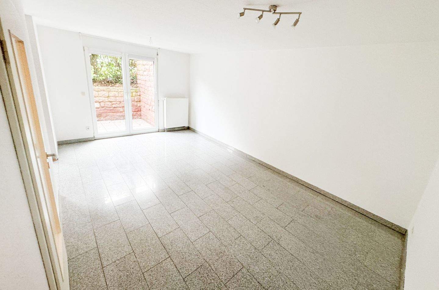GERÄUMIGE 2,5-ZIMMER-WOHNUNG MIT TERRASSE, 76275 Ettlingen