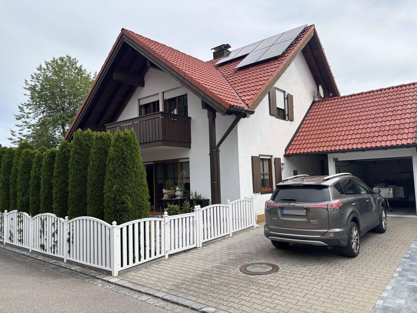 Charmantes Einfamilienhaus mit zwei Balkonen, Terrasse und Garage, 86836 Obermeitingen