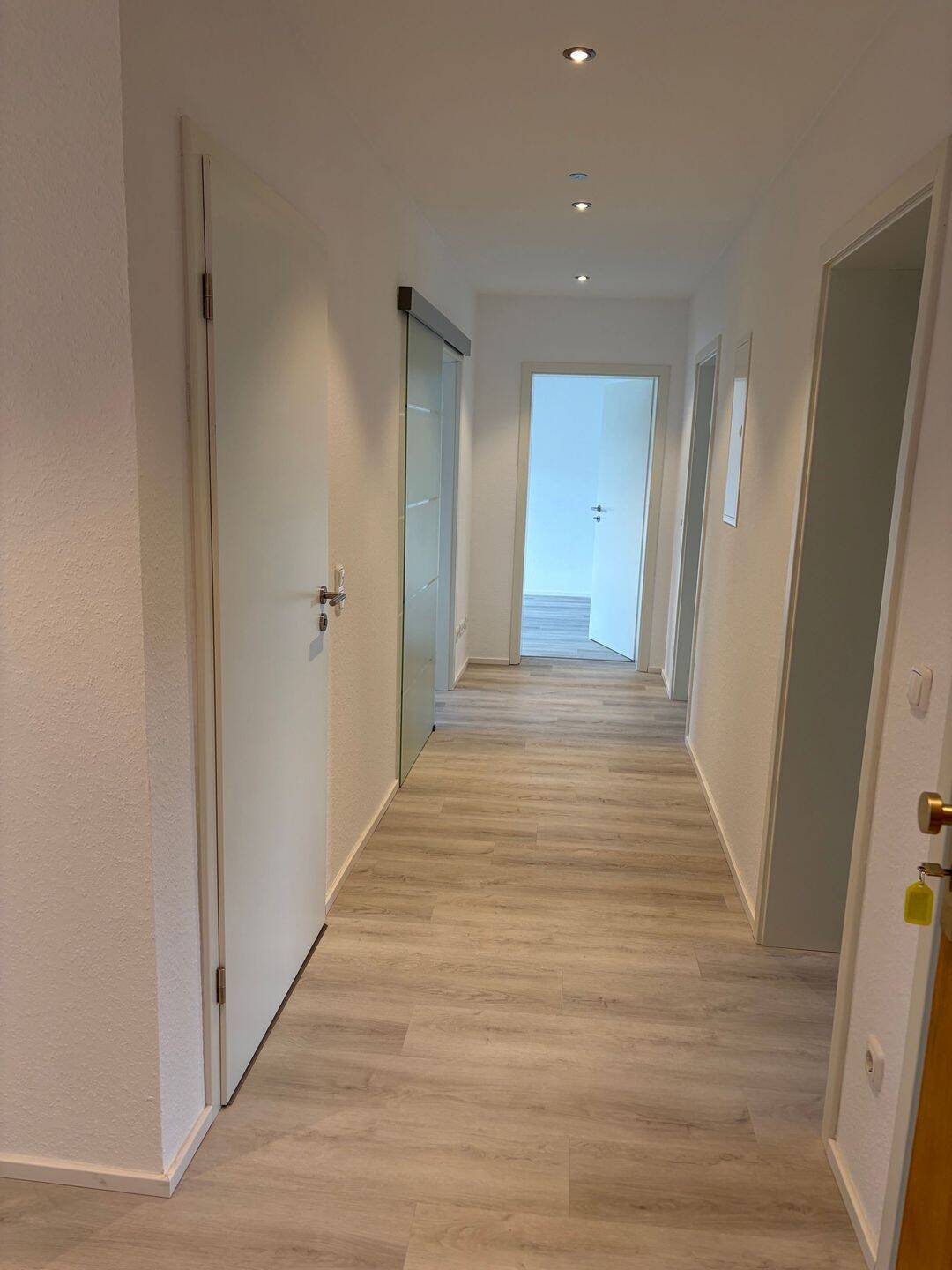Helle und großzügige 4-Zimmer-Wohnung mit großem Balkon in ruhiger Lage von Plankstadt, 68723 Plankstadt