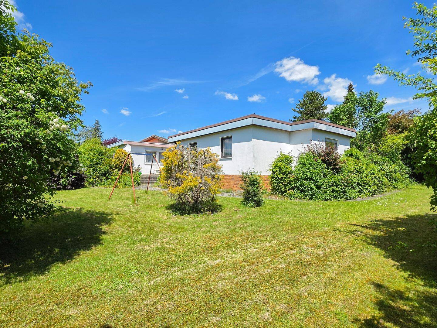 Großer Bungalow auf 1.626 m² großem Grundstück in begehrter Lage, traumhaft eingewachsen!, 96450 Coburg