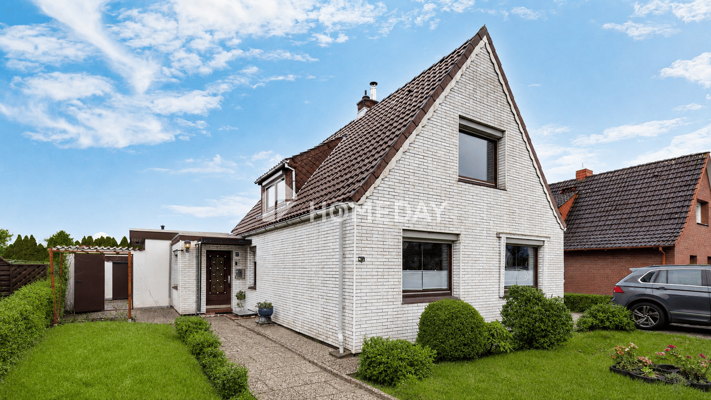 Teilsaniertes Einfamilienhaus mit großem Grundstück, Terrasse, Nebengebäude und Garage | Surheide, 27574 Bremerhaven (Geestemünde Schiffdorferdamm Surheide)