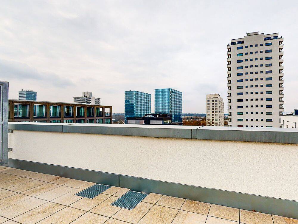 Paare aufgepasst! 2-Zimmer-Penthousewohnung mit 2 Dachterrassen und EBK, 60528 Frankfurt am Main (Niederrad Sachsenhausen Schwanheim)