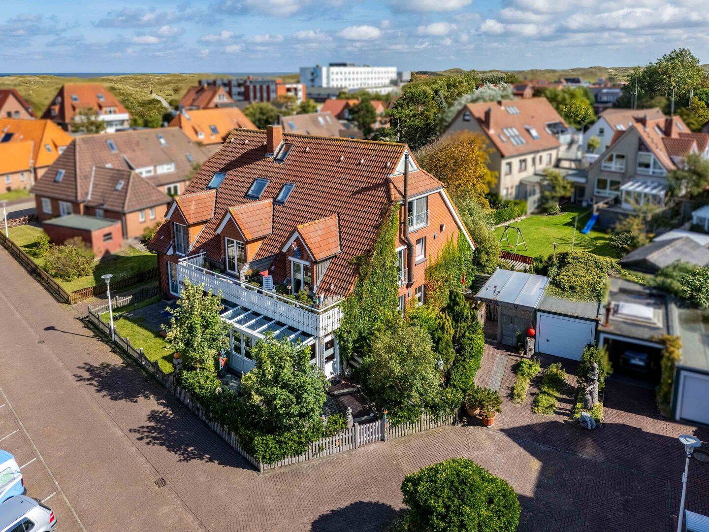 Inseltraum auf Norderney: Hochwertiges Reihenendhaus mit zwei Einheiten in ruhiger Lage, 26548 Norderney