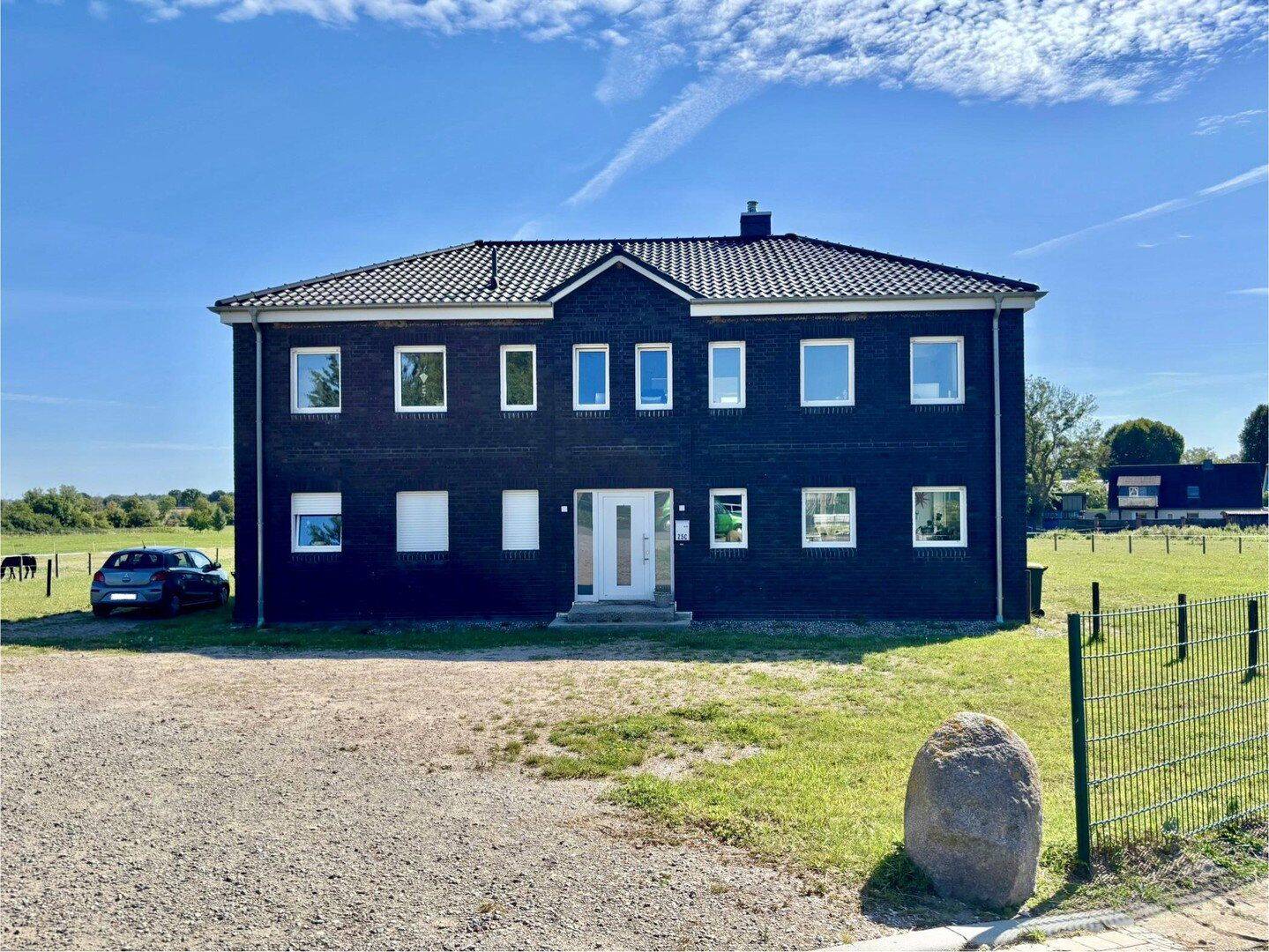 Modernes Landanwesen (Bj. 2021) mit Wohnhaus, Halle, Bauland und ca. 4 ha Land, 23758 Wangels