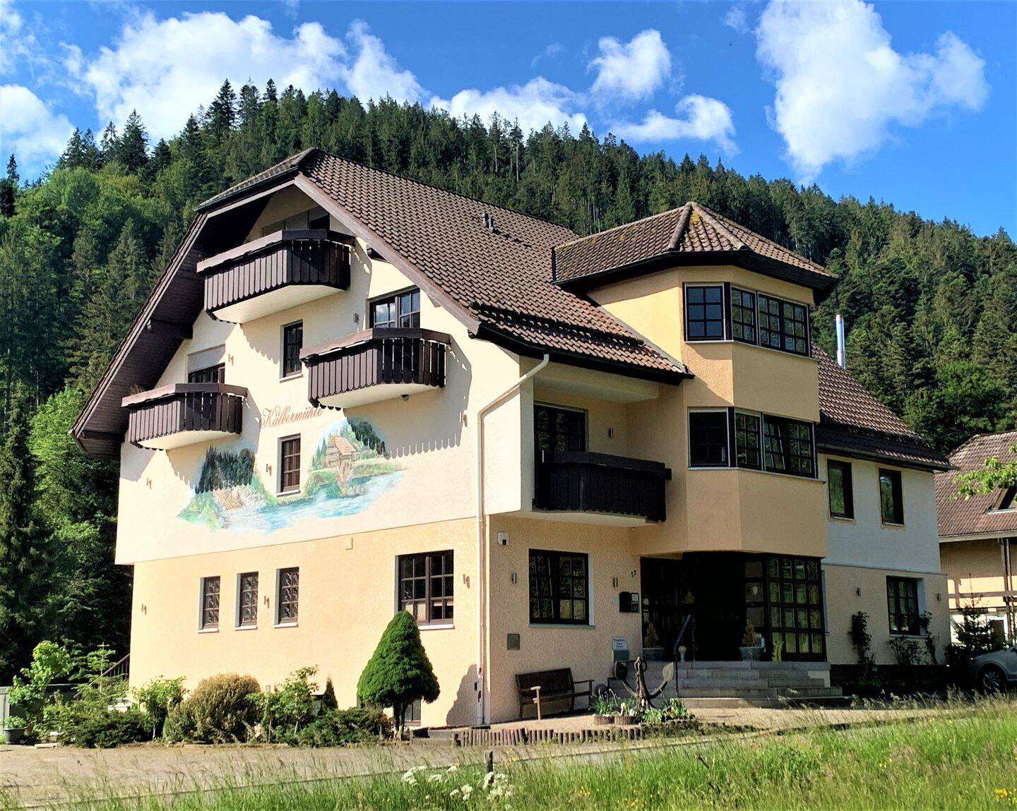 Exklusives Einfamilienhaus mit Einliegerwohnung und großem Grundstück in Bad Wildbad, 75323 Bad Wildbad