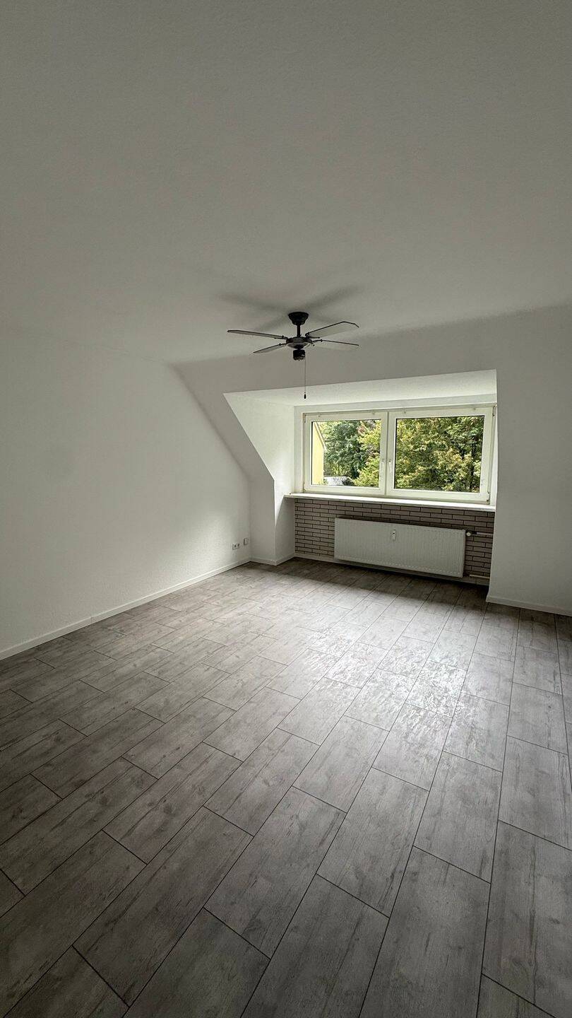 3,5-Zimmer-Dachgeschosswohnung mit Grünblick – ruhig gelegen in Essen-Bedingrade, 45357 Essen (Bedingrade Borbeck-Mitte Dellwig Frintrop Gerschede)