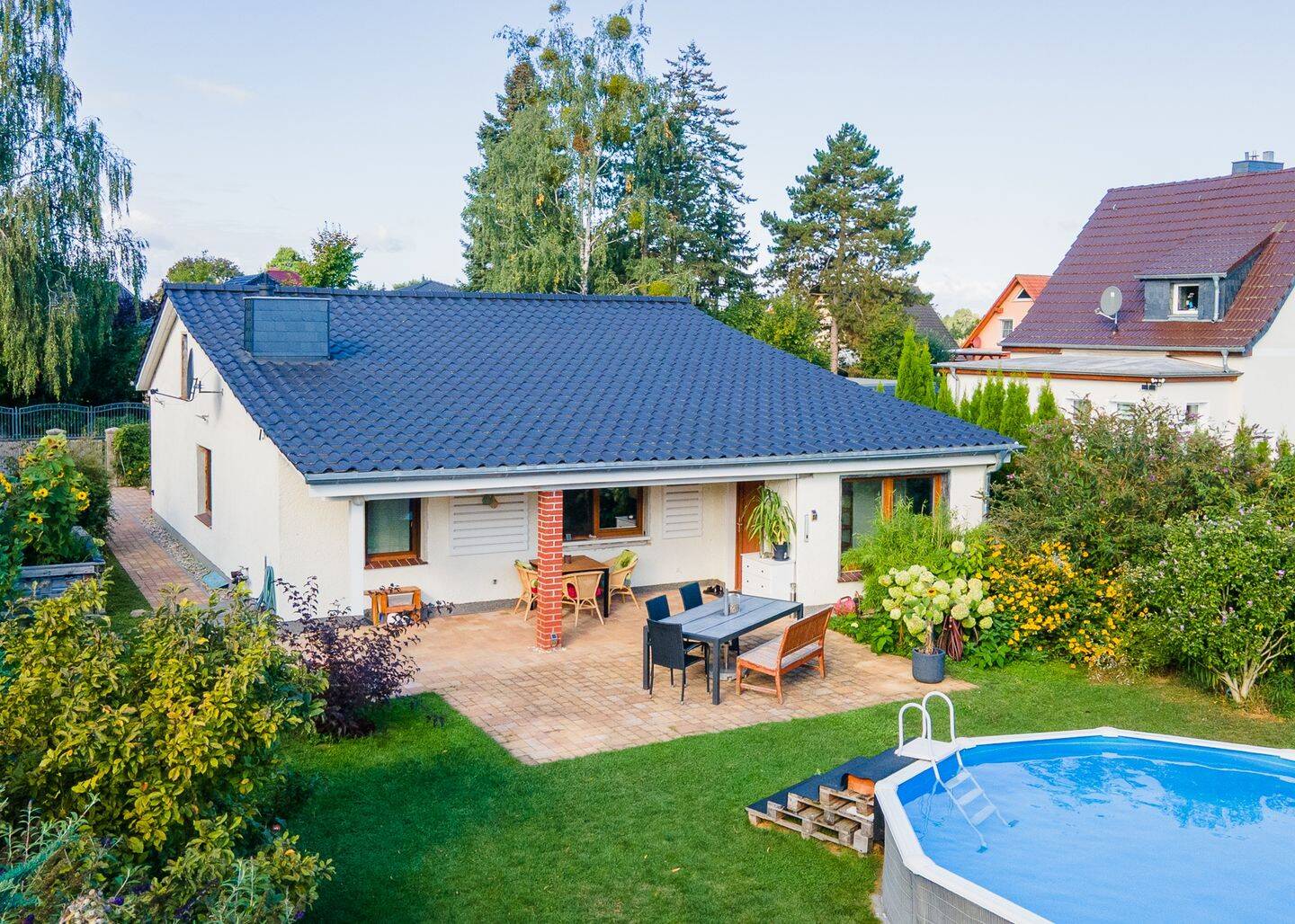 Inkl. Einbauküche, modernem Bad, Terrasse u.v.m.: Kernsanierter Bungalow in Fredersdorf, 15370 Fredersdorf-Vogelsdorf