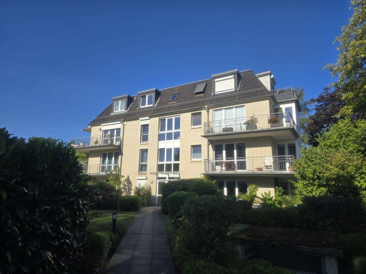 Lichtdurchflutete 2 Zimmer Etagenwohnung mit grossem Balkon und Tiefgaragenstellplatz, 22547 Hamburg (Altona Bahrenfeld Eidelstedt Lurup)