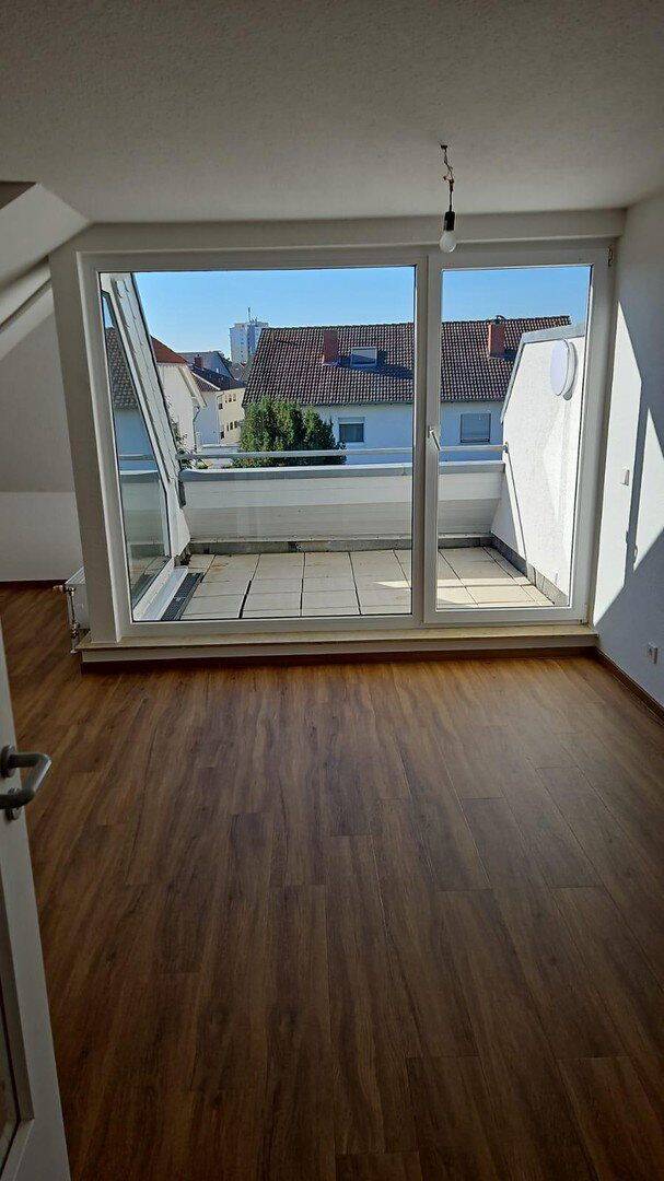 Helle 2-Zimmer-Dachgeschosswohnung mit Loggia & Tiefgarage, 68623 Lampertheim