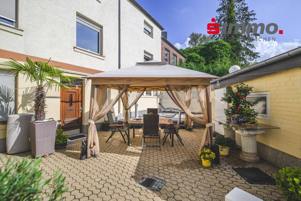 Großzügiges Zweifamilienhaus mit zwei vermieteten Einheiten und zwei Stellplätzen, 52078 Aachen