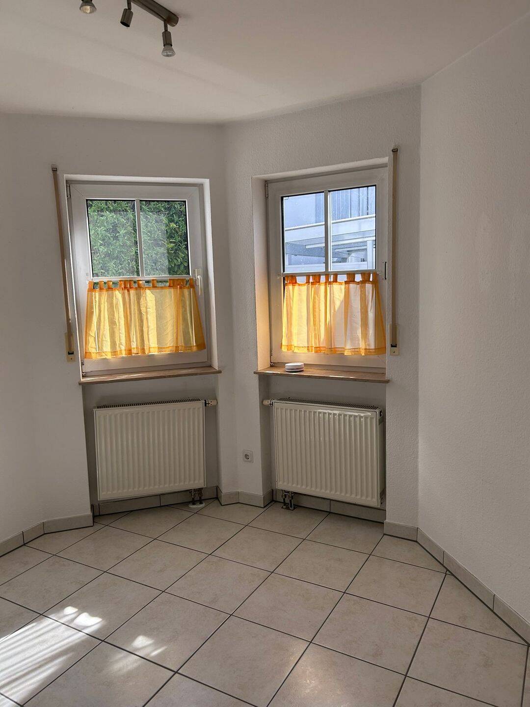 Gepflegte 2-Zimmer-Wohnung mit Einbauküche und Stellplatz, 97762 Hammelburg