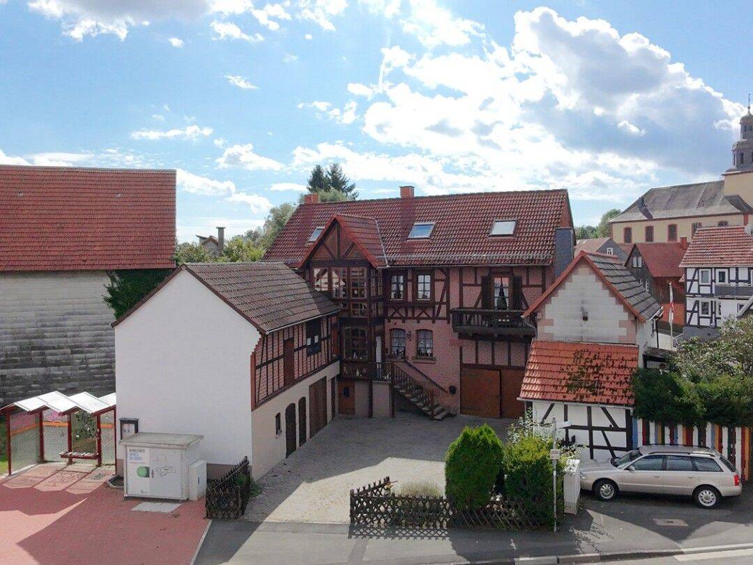 Charaktervolles Einfamilienhaus mit Wintergarten und sonnigem Innenhof, 35096 Weimar (Lahn)