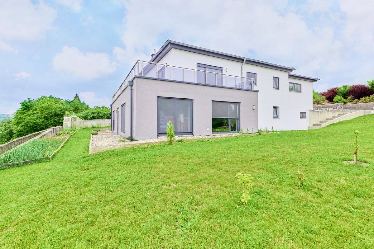 Exklusives Wohnen mit Wow-Effekt – neuwertiges Haus mit Einliegerwohnung in attraktiver Hanglage!, 86637 Villenbach