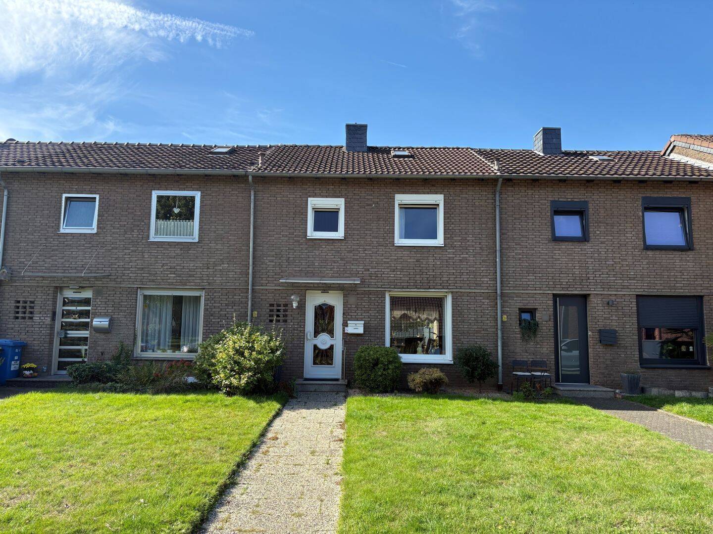Lichtdurchflutetes Reihenhaus in Osterath mit schönem Garten und viel Potenzial, 40670 Meerbusch