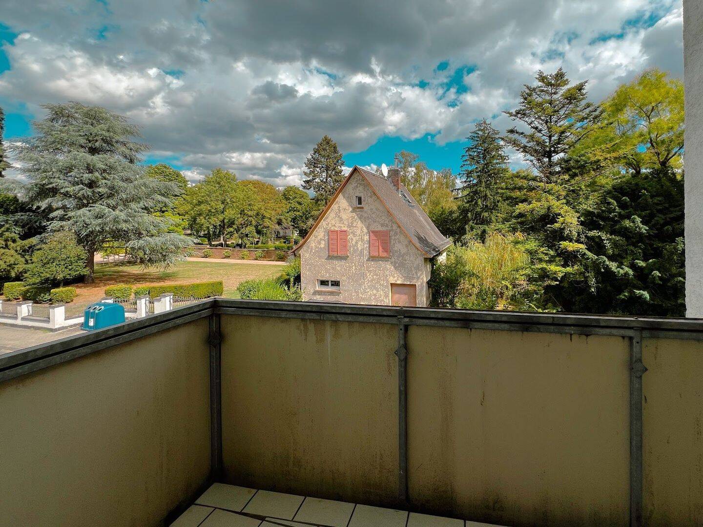 Helle 3-Zimmer-Wohnung mit Balkon und Blick ins Grüne, 60386 Frankfurt am Main (Bornheim Fechenheim Riederwald Seckbach)